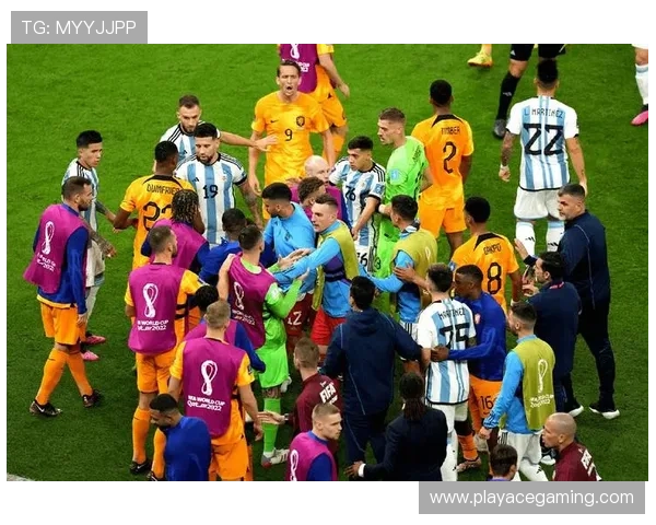 梅西赛后与对方球员冲突升级 双方爆发激烈推搡场面引发争议 梅西赛后与对方球员冲突升级 双方爆发激烈推搡场面引发争议