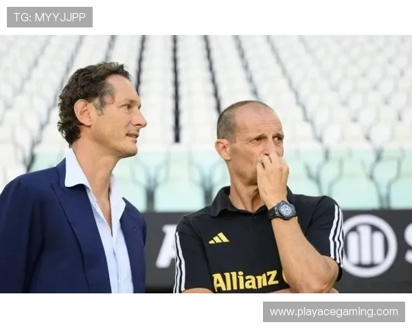 尤文球迷酒店外力挺新帅图多尔挥手回馈现场热情支持氛围高涨时刻 尤文球迷酒店外力挺新帅图多尔挥手回馈现场热情支持氛围高涨时刻